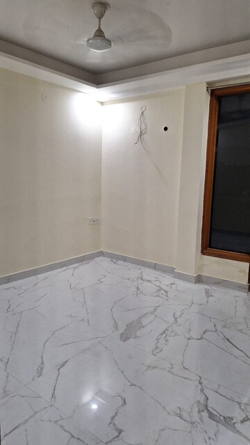 Room in 3 BHK Builder Floor at Sector 52 – for Rent