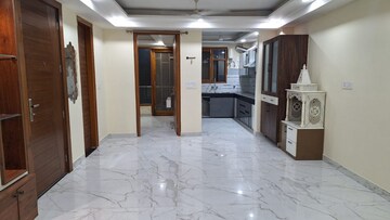 Room in 3 BHK Builder Floor at Sector 52 – for Rent