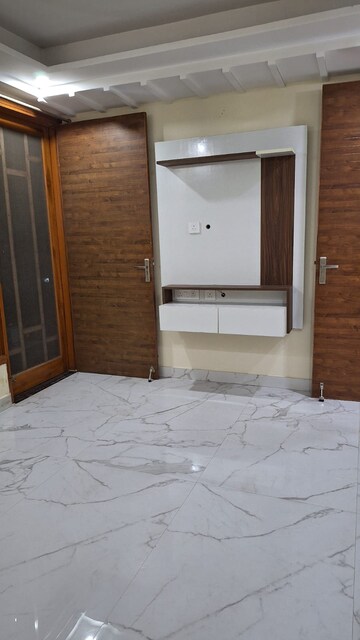 Room in 3 BHK Builder Floor at Sector 52 – for Rent