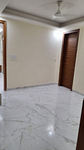 Room in 3 BHK Builder Floor at Sector 52 – for Rent