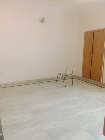 Room in 3 BHK Builder Floor at Palam Vihar Residents Association, Palam Vihar – for Rent