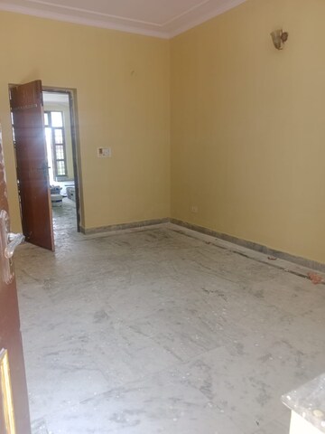 Room in 3 BHK Builder Floor at Palam Vihar Residents Association, Palam Vihar – for Rent