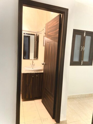 Room in 3 BHK Builder Floor at Hauz Khas Enclave – for Rent