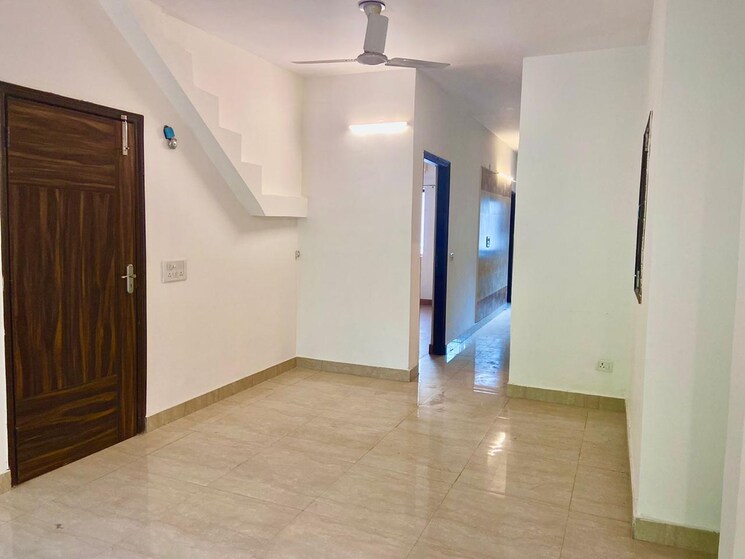 Room, hauz khas enclave 3 Bedroom 200 Sq.Yd. Builder Floor In Hauz Khas Enclave Delhi 9017668