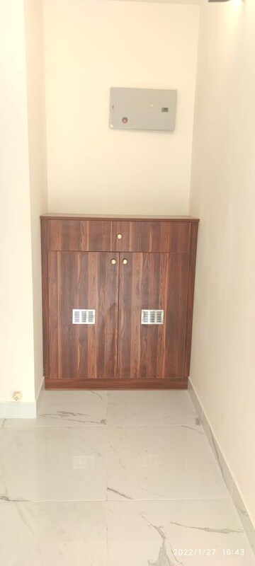 Room in 3 BHK Apartment at Mantri Lithos, Thanisandra – for Rent