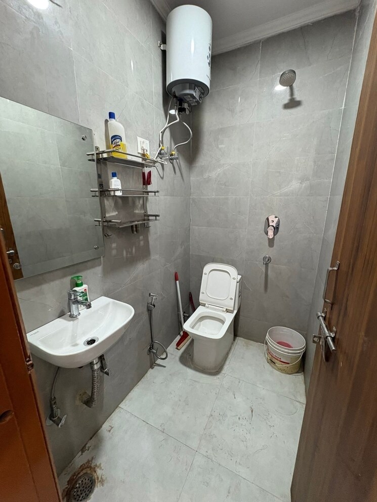 Bathroom, freedom fighters enclave 1 Bedroom 500 Sq.Ft. Apartment In Freedom Fighters Enclave Delhi 9020993