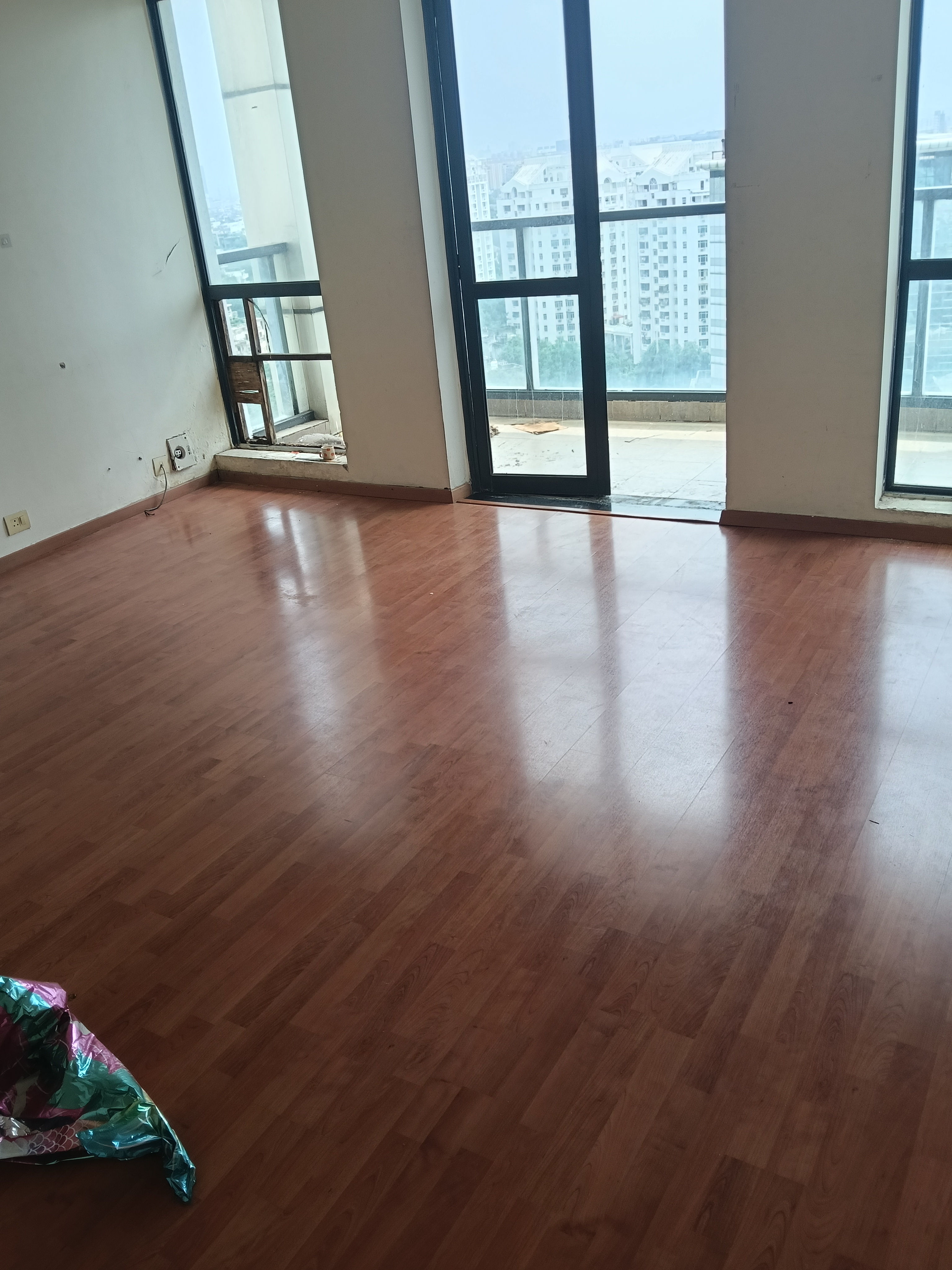 5 BHK + Servant Room Apartment For Rent in Unitech Uniworld Gardens