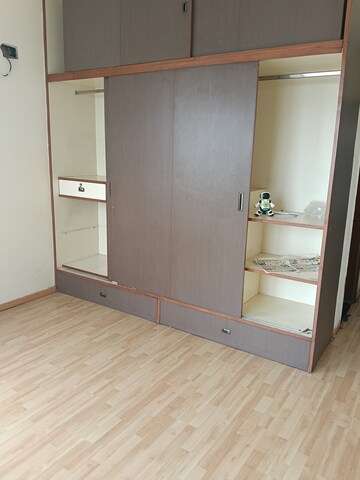 Room in 5 BHK Apartment at Unitech Uniworld Gardens, Sector 47 – for Rent