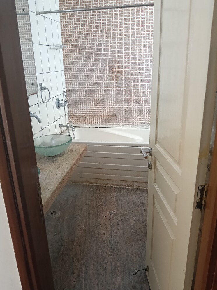 Bathroom, unitech-uniworld-gardens 5 Bedroom 3416 Sq.Ft. Apartment In Sector 47 Gurgaon 9021118