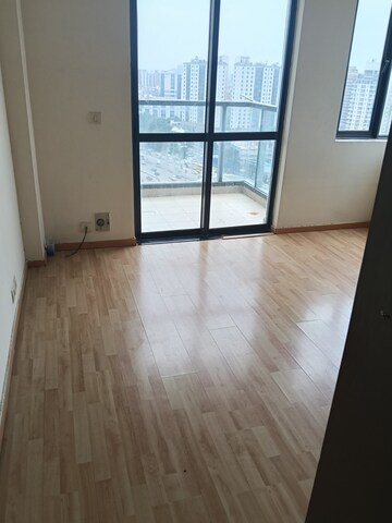 Room in 5 BHK Apartment at Unitech Uniworld Gardens, Sector 47 – for Rent
