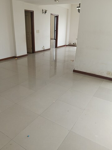 Room in 5 BHK Apartment at Unitech Uniworld Gardens, Sector 47 – for Rent
