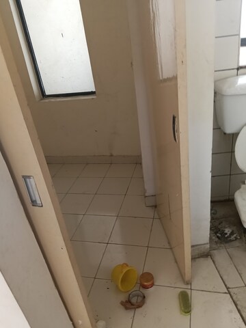 Bathroom in 5 BHK Apartment at Unitech Uniworld Gardens, Sector 47 – for Rent