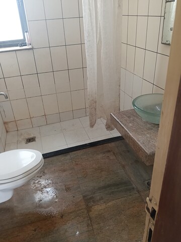 Bathroom in 5 BHK Apartment at Unitech Uniworld Gardens, Sector 47 – for Rent