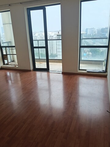 Room in 5 BHK Apartment at Unitech Uniworld Gardens, Sector 47 – for Rent