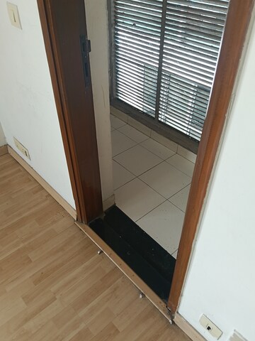 Room in 5 BHK Apartment at Unitech Uniworld Gardens, Sector 47 – for Rent