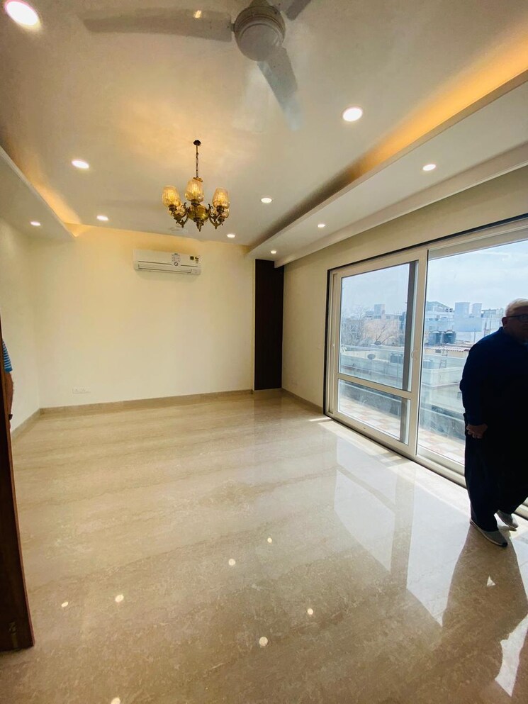 Room, defence colony 4 Bedroom 3200 Sq.Ft. Apartment In Defence Colony Delhi 9021144
