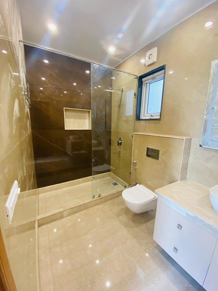 Bathroom, defence colony 4 Bedroom 3200 Sq.Ft. Apartment In Defence Colony Delhi 9021144