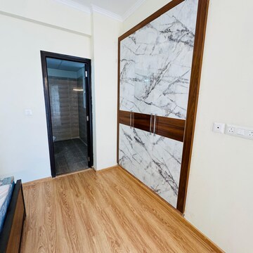 Room in 3 BHK Apartment at Amrapali Crystal Homes, Sector 76 – for Rent