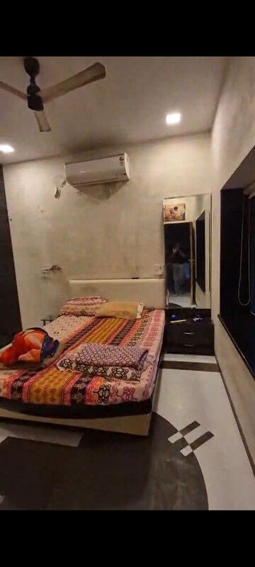 Bedroom in 2 BHK Apartment at Gujarati Society, Vile Parle East – for Rent