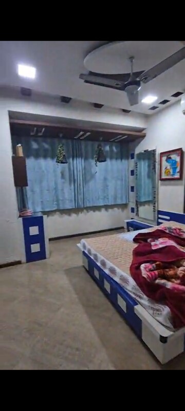 Bedroom in 2 BHK Apartment at Gujarati Society, Vile Parle East – for Rent