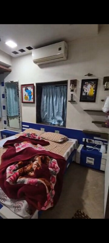 Bedroom in 2 BHK Apartment at Gujarati Society, Vile Parle East – for Rent