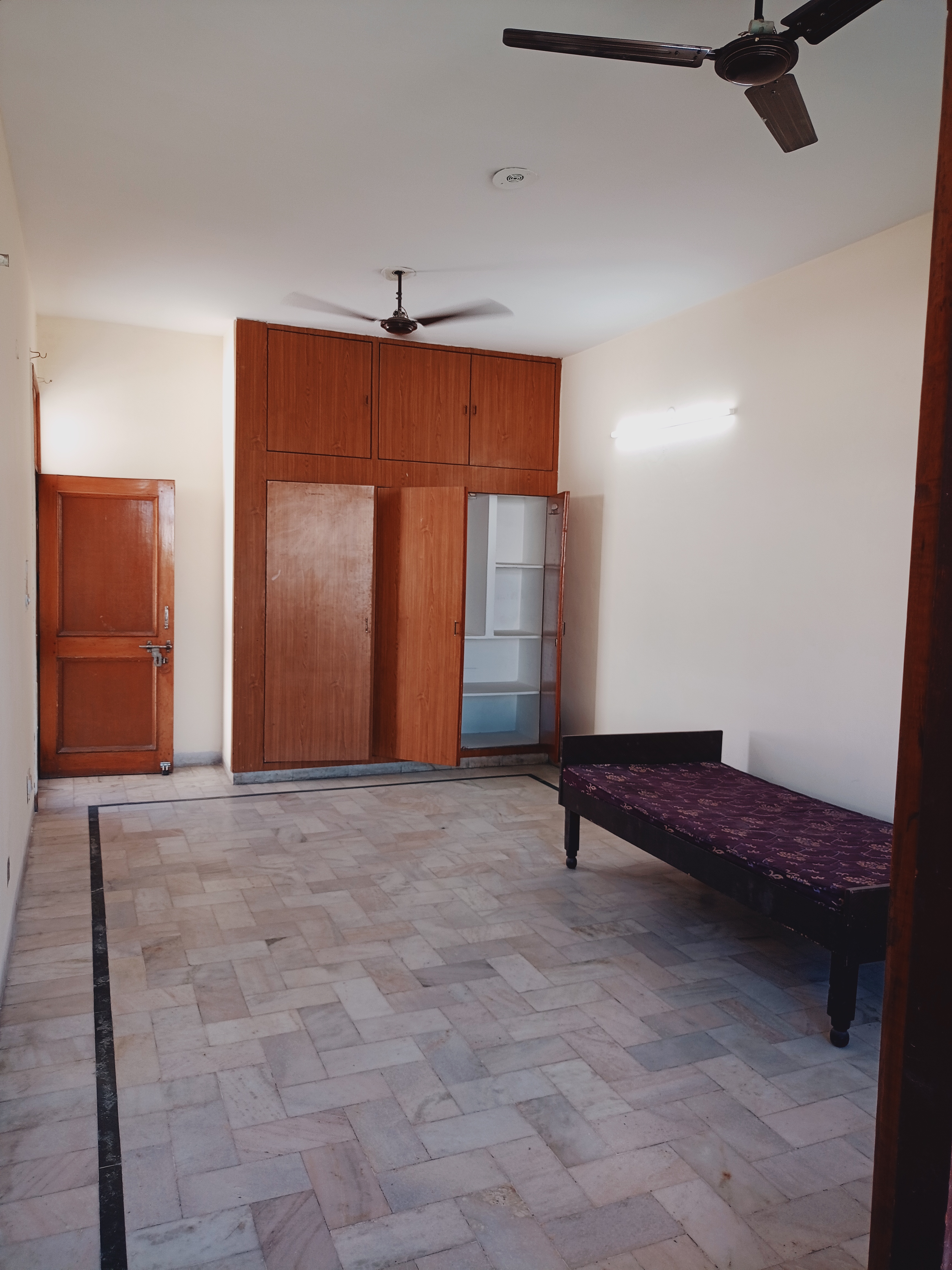 1 BHK Independent House For Rent in Sector 11