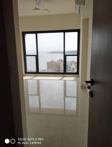 Room in 2 BHK Apartment at Kanakia Hollywood, Versova – for Rent