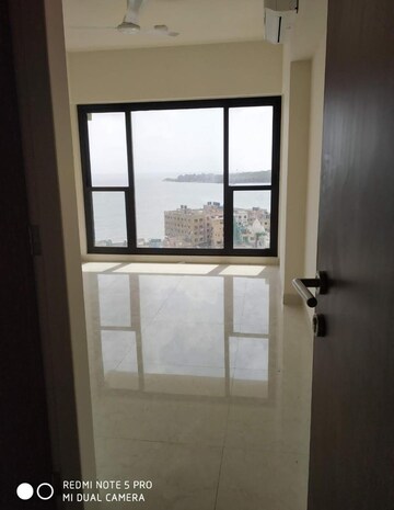 Room in 2 BHK Apartment at Kanakia Hollywood, Versova – for Rent