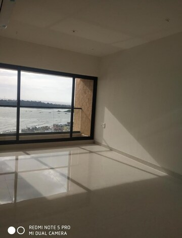 Room in 2 BHK Apartment at Kanakia Hollywood, Versova – for Rent