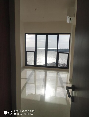 Room in 2 BHK Apartment at Kanakia Hollywood, Versova – for Rent
