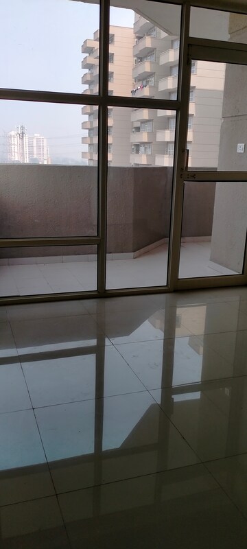 Room in 2 BHK Apartment at Suncity Avenue 76, Sector 76 – for Rent