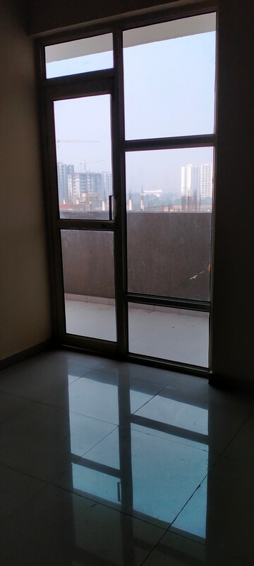 Room in 2 BHK Apartment at Suncity Avenue 76, Sector 76 – for Rent