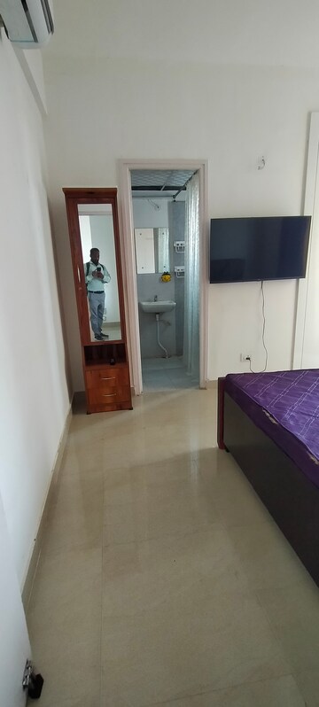 Room in 2 BHK Apartment at Suncity Avenue 76, Sector 76 – for Rent