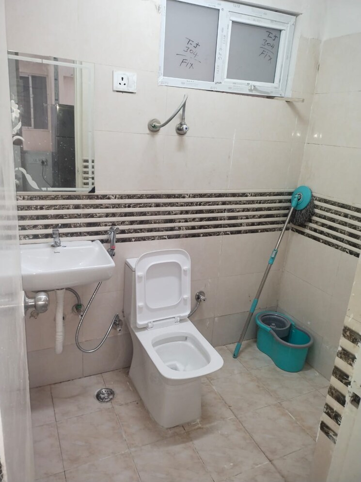 Bathroom, shree-vardhman-green-court 2 Bedroom 690 Sq.Ft. Apartment In Sector 90 Gurgaon 9021543