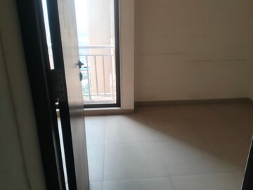 Room in 3.5 BHK Apartment at Harmony Signature Towers, Owale – for Rent