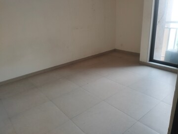 Room in 3.5 BHK Apartment at Harmony Signature Towers, Owale – for Rent