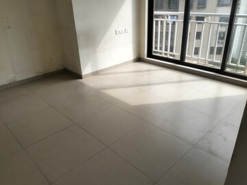 Room in 3.5 BHK Apartment at Harmony Signature Towers, Owale – for Rent