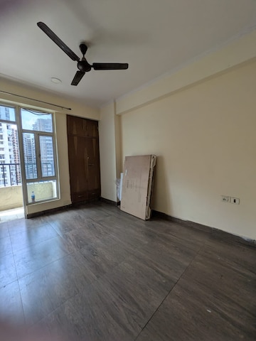 Room in 2 BHK Apartment at Mahagun Mantra I, Sector 10 Greater Noida – for Rent