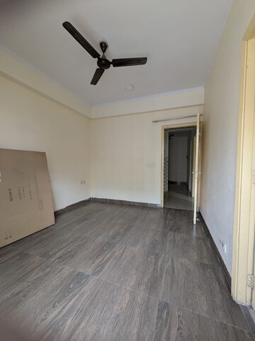 Room in 2 BHK Apartment at Mahagun Mantra I, Sector 10 Greater Noida – for Rent