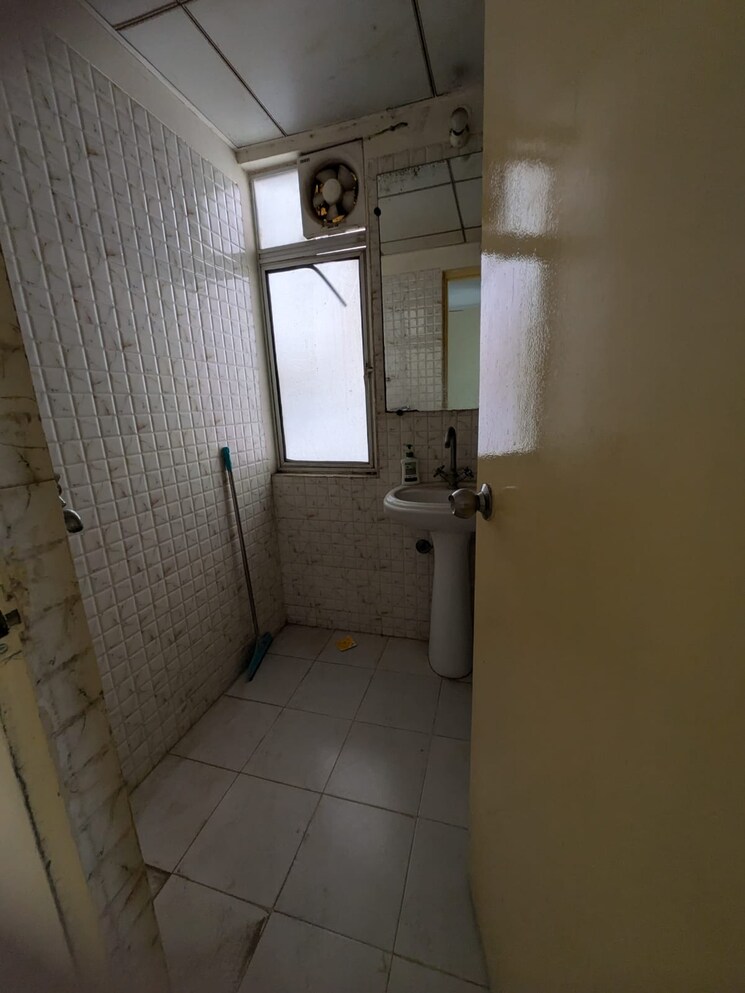 Bathroom, mahagun-mantra-i 2 Bedroom 610 Sq.Ft. Apartment In Sector 10 Greater Noida Greater Noida 9021854