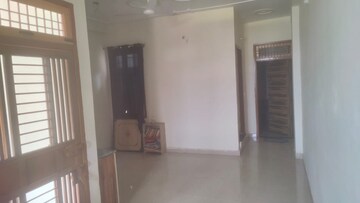 Room in 2 BHK Apartment at Mahagun Mantra I, Sector 10 Greater Noida – for Rent
