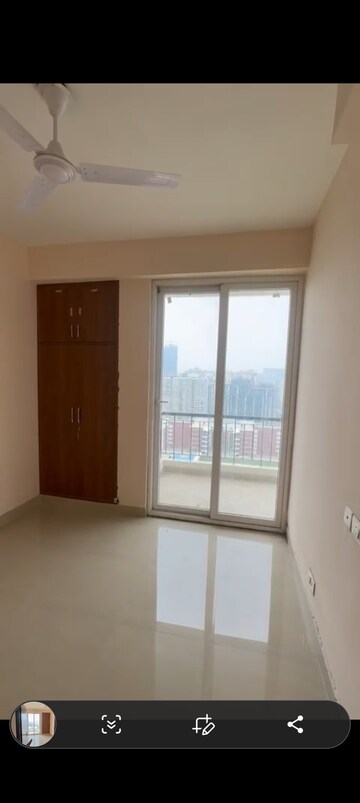 Room in 3 BHK Apartment at Amrapali Dream Valley, Tech Zone 4 Greater Noida – for Rent