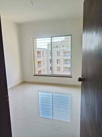 Room in 3 BHK Apartment at Mantra 29 Gold Coast, Tingre Nagar – for Sale