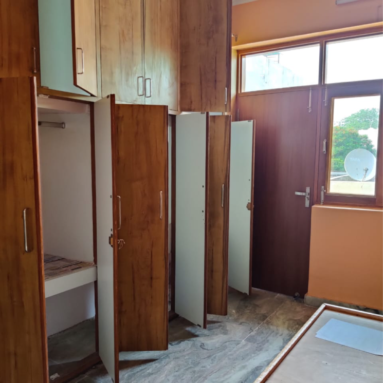 Room, sector 23 2.5 Bedroom 1200 Sq.Ft. Villa In Sector 23 Gurgaon 9022225