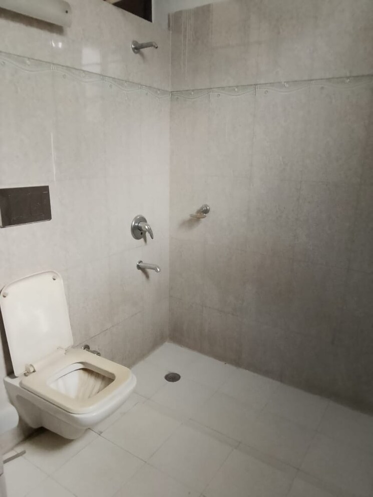 Bathroom, hauz khas 3 Bedroom 300 Sq.Ft. Builder Floor In Hauz Khas Delhi 9021988