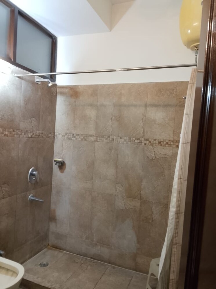 Bathroom, hauz khas 3 Bedroom 300 Sq.Ft. Builder Floor In Hauz Khas Delhi 9021988