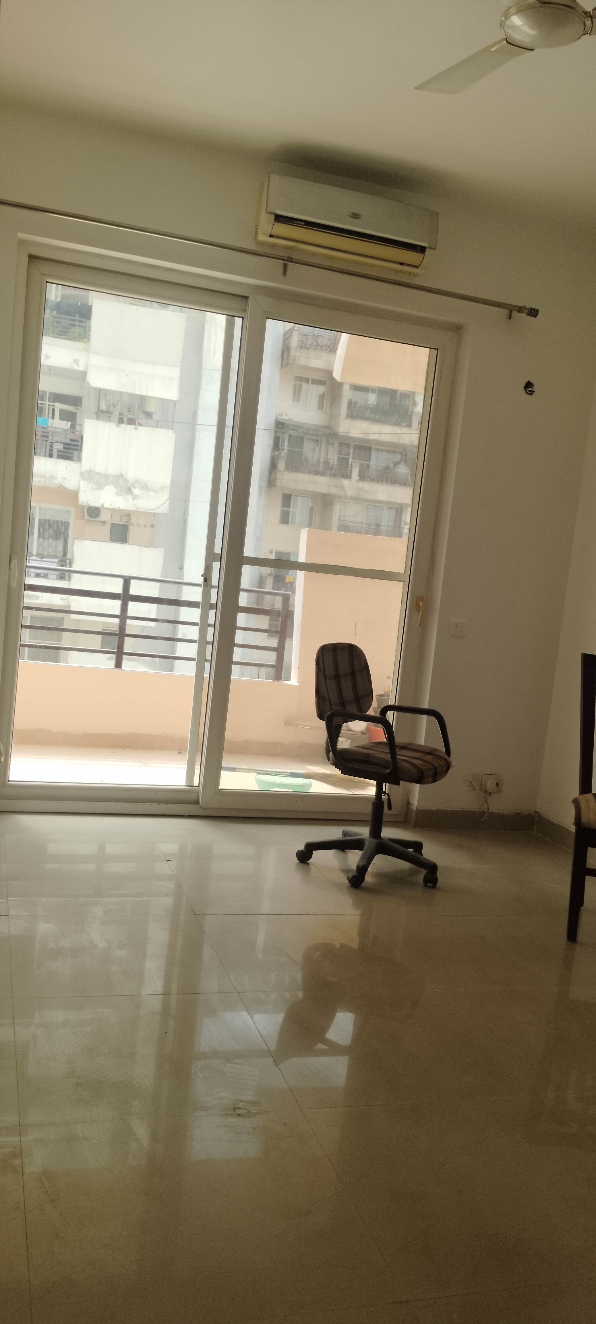 3 BHK + Servant Room Apartment For Rent in Puri Pranayam