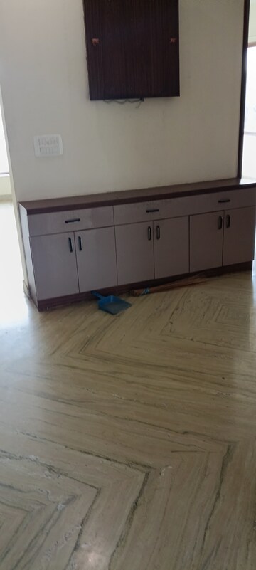 Room in 3 BHK Apartment at RWA Apartments Sector 26, Sector 26 – for Rent