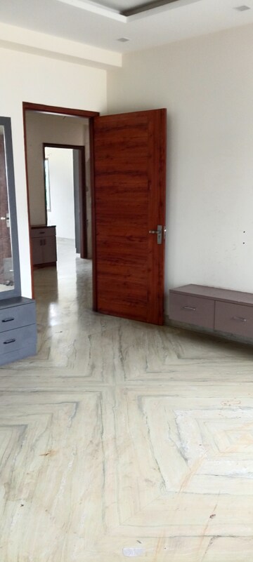 Room in 3 BHK Apartment at RWA Apartments Sector 26, Sector 26 – for Rent
