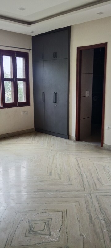Room in 3 BHK Apartment at RWA Apartments Sector 26, Sector 26 – for Rent
